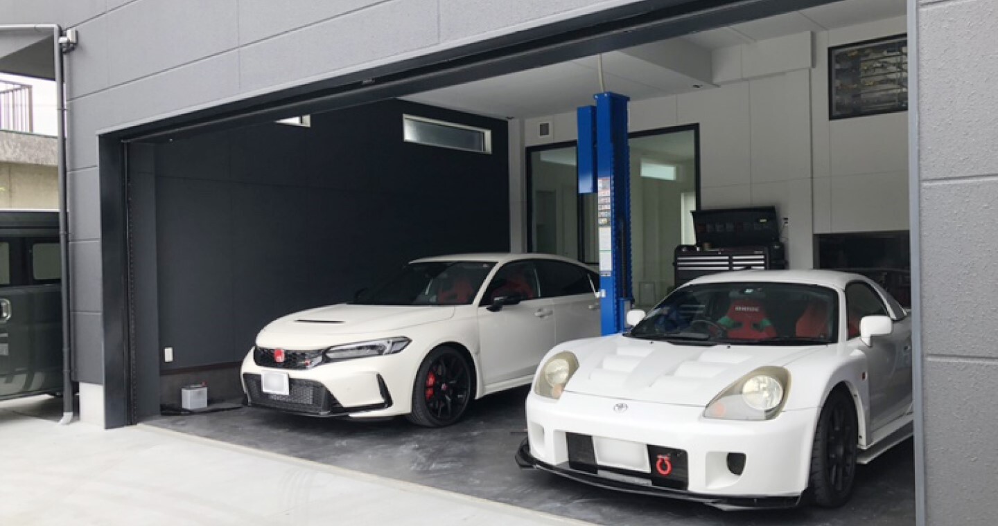 本格的な車用リフトを設置したガレージ