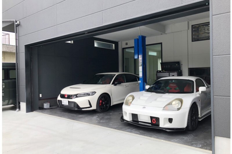 本格的な車用リフトを備えたガレージハウス