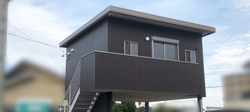 1階部分がピロティの駐車場になった2階建の事務所