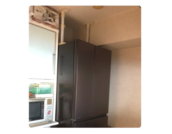 ポール式器具で冷蔵庫を固定した例