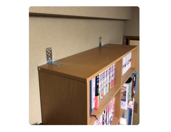 L字金物で本棚を固定した例