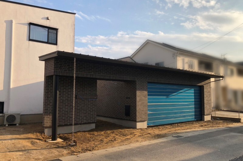 ブリックタイルが印象的な鉄骨造ガレージ