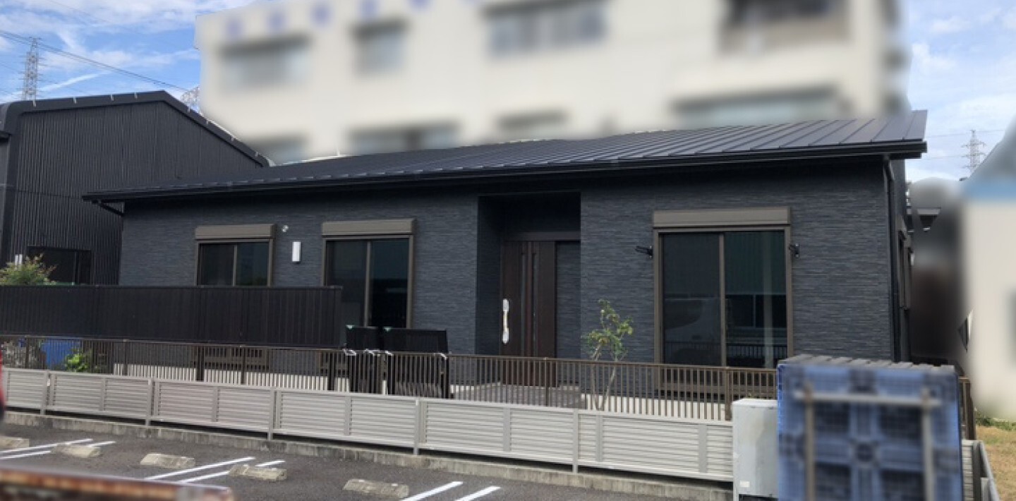 外壁と屋根がシックな黒の平屋住宅